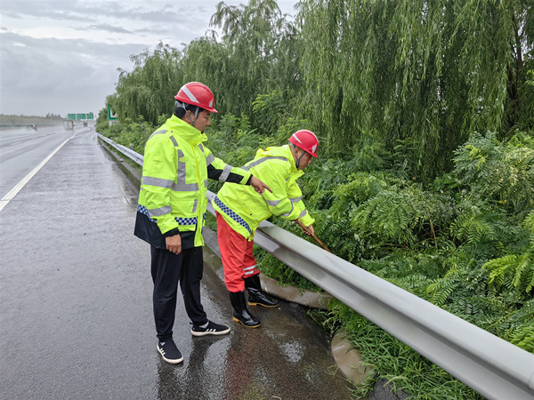 2025.8.4第一養(yǎng)護雨中巡查_副本.jpg 2025.8.4第一養(yǎng)護雨中巡查_副本.jpg